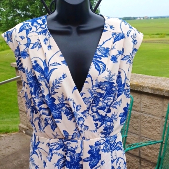 Express V-Neck Faux Wrap Pleated Mini Sheath Dress Size M White w/blue flowers - Picture 2 of 8